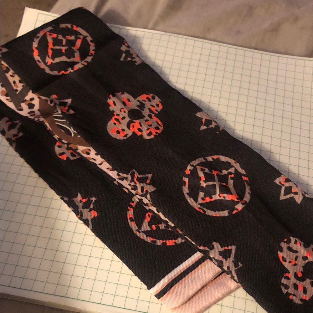 Womenβs brown Patterned scarf